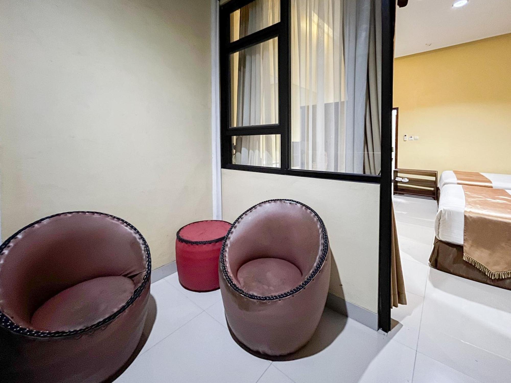 Kartika Hotel Syariah Pacitan Mitra Reddoorz Exterior foto