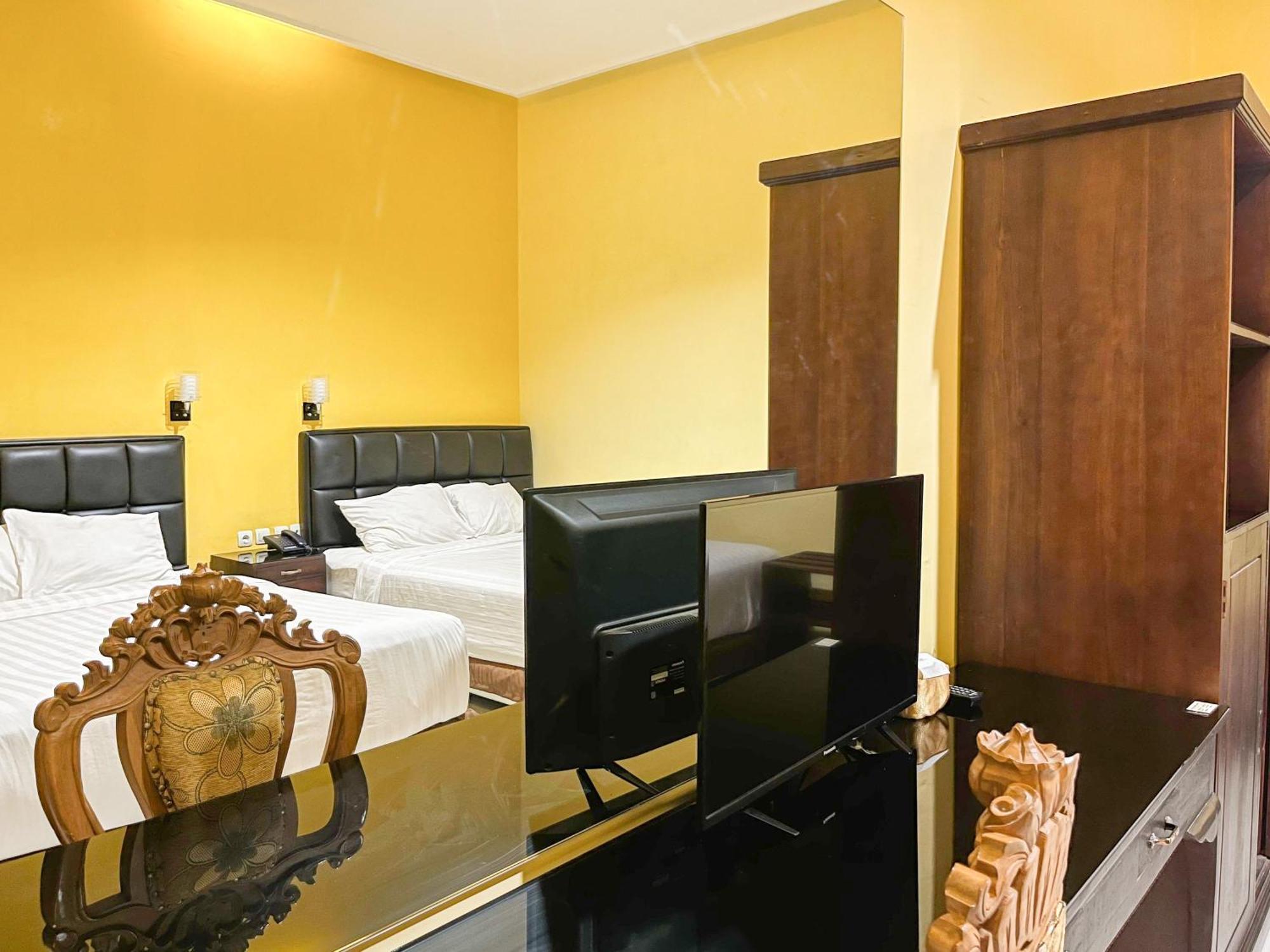 Kartika Hotel Syariah Pacitan Mitra Reddoorz Exterior foto