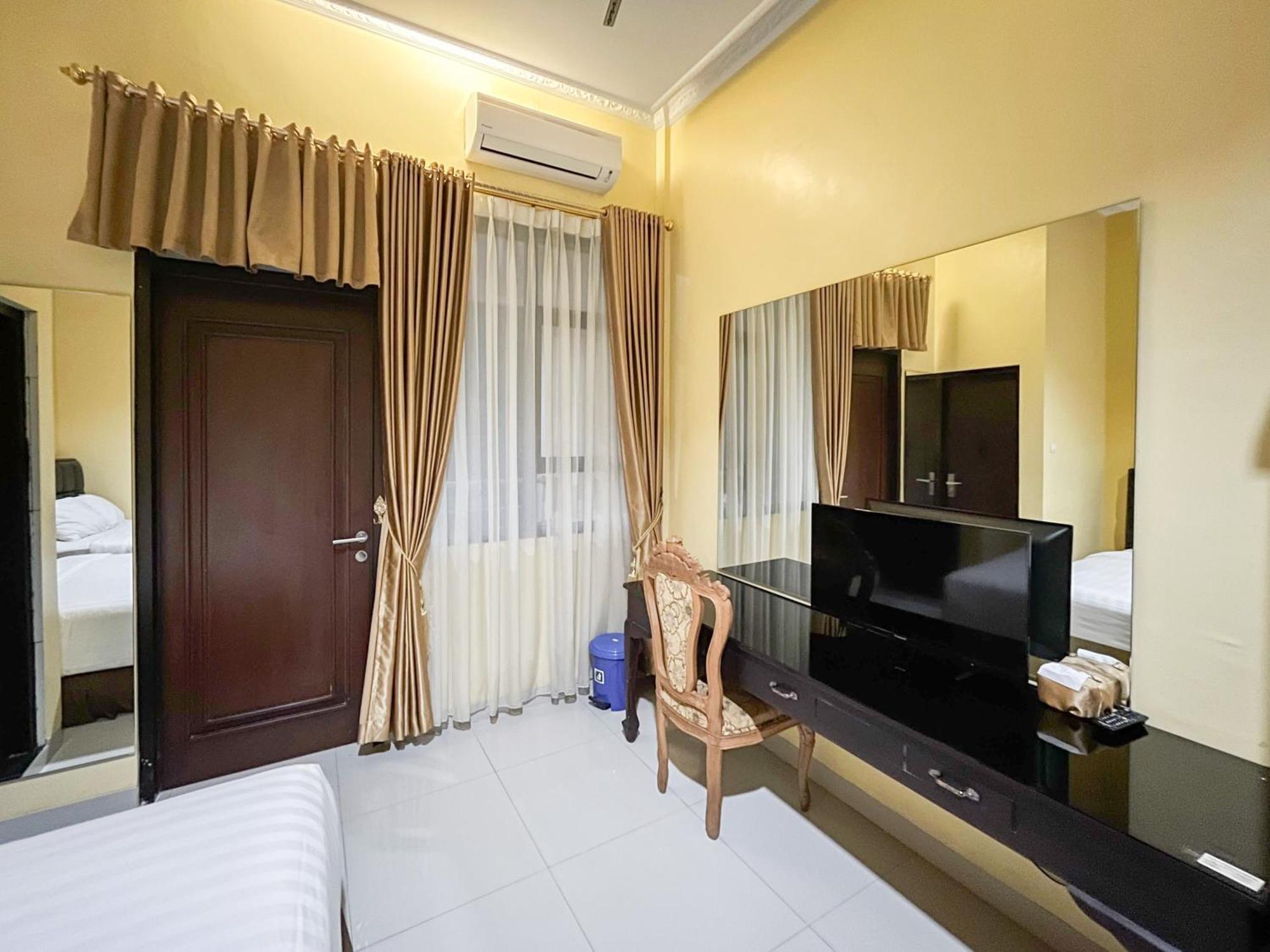 Kartika Hotel Syariah Pacitan Mitra Reddoorz Exterior foto