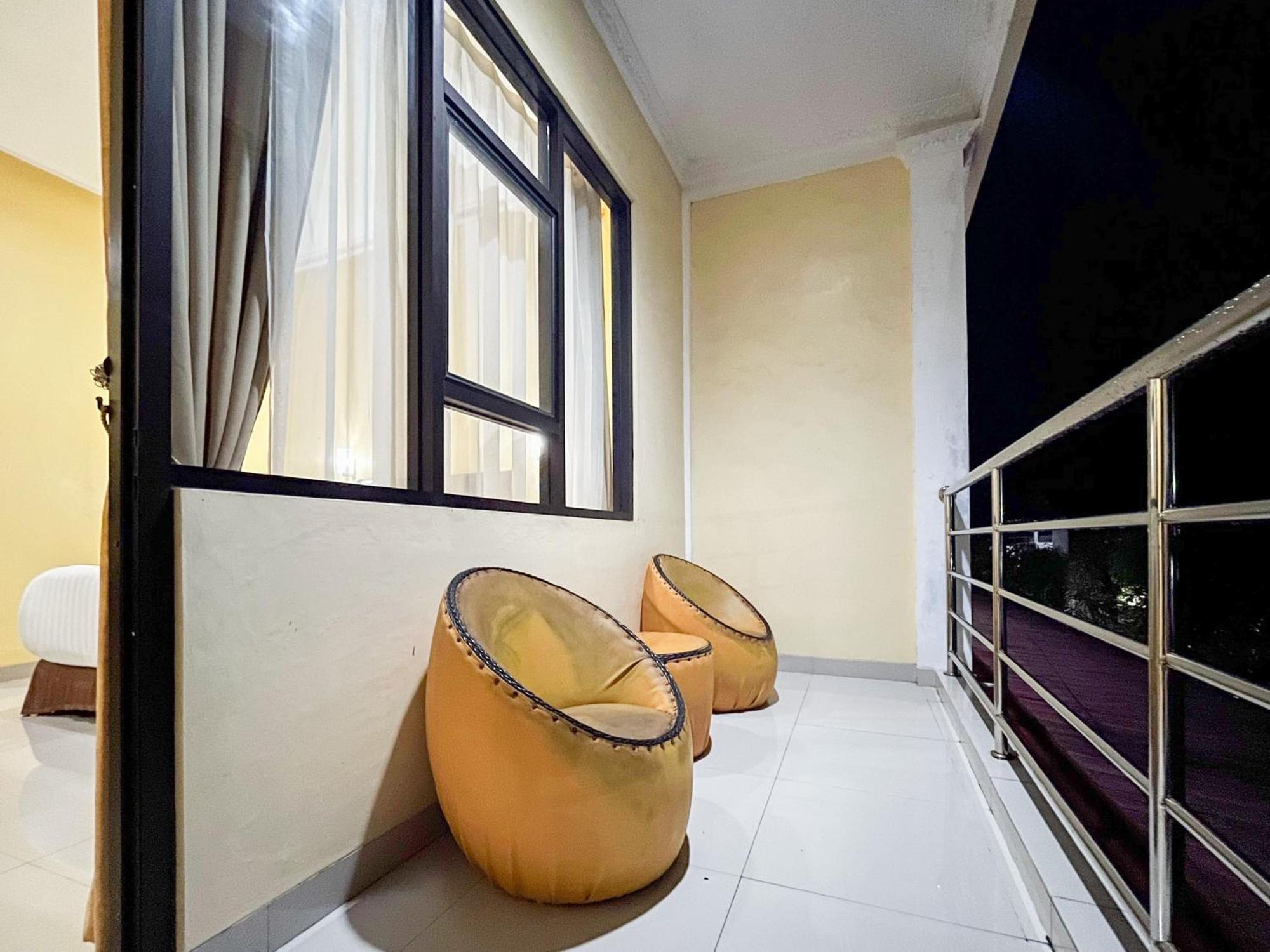 Kartika Hotel Syariah Pacitan Mitra Reddoorz Exterior foto
