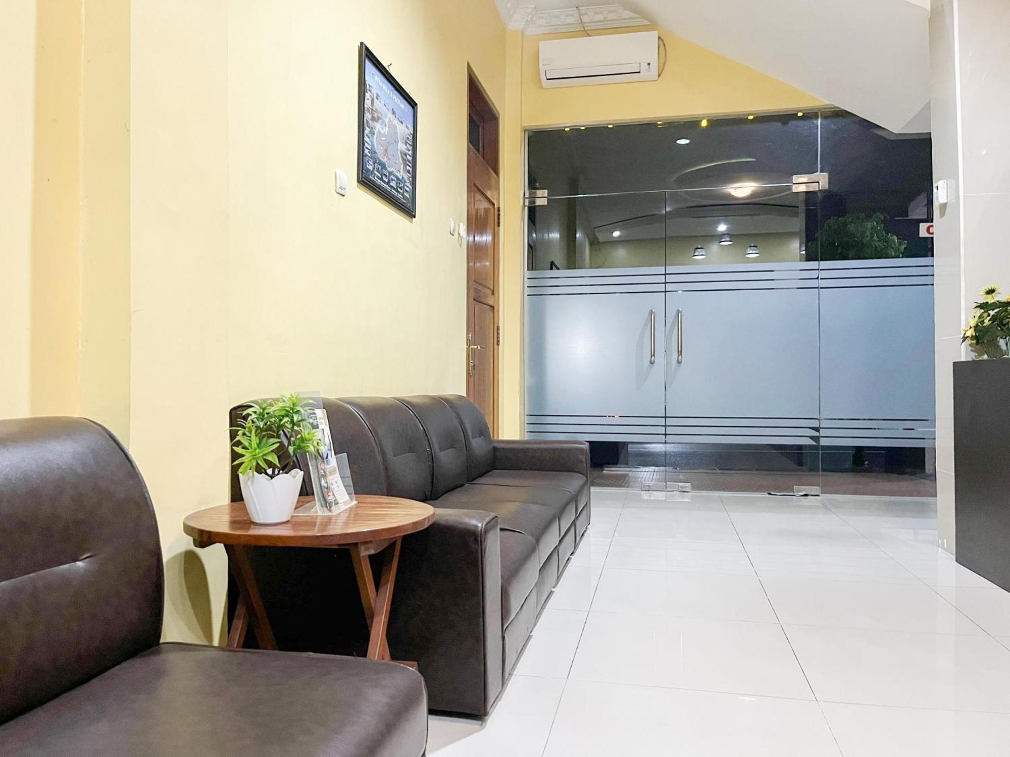 Kartika Hotel Syariah Pacitan Mitra Reddoorz Exterior foto