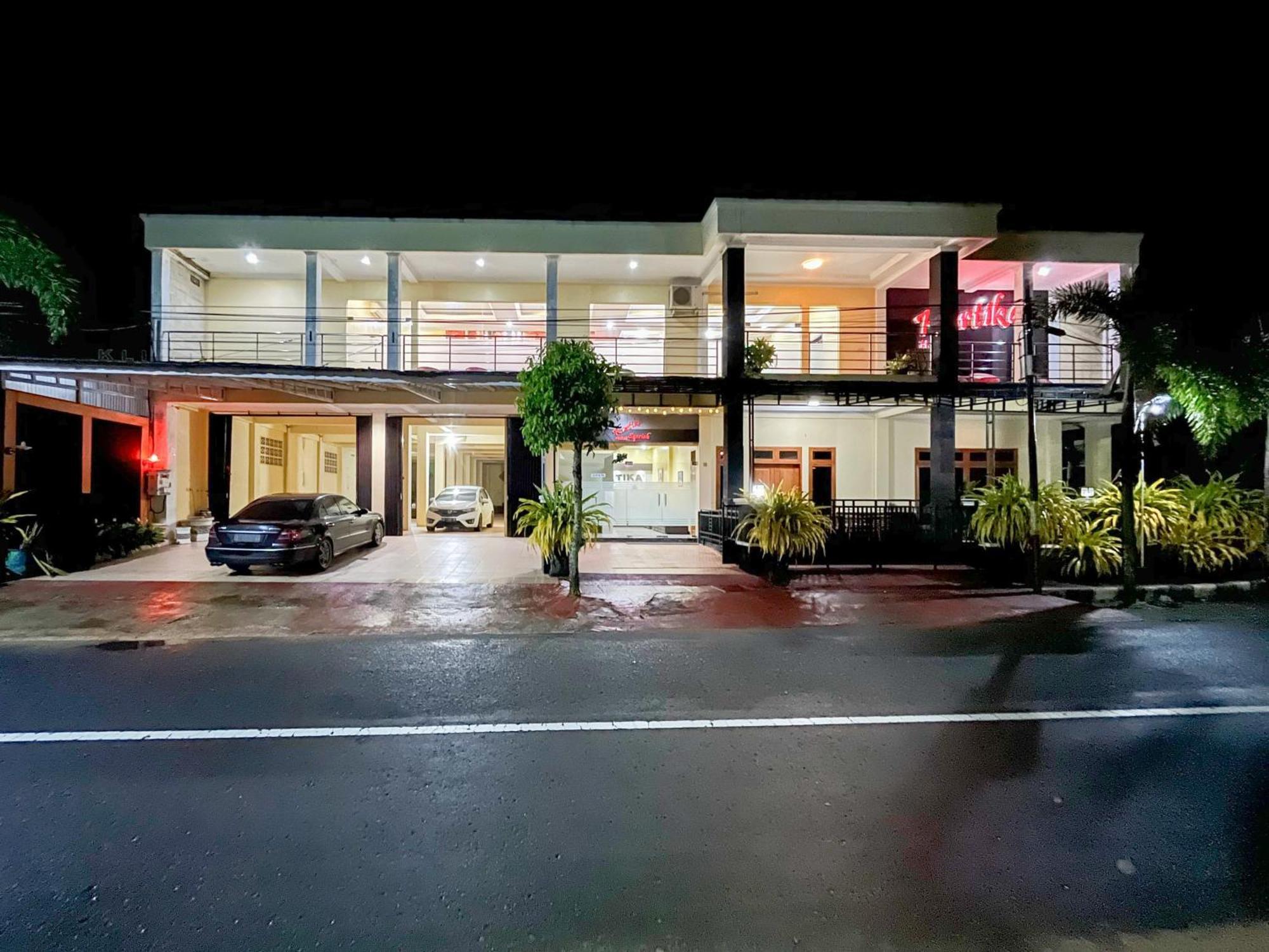 Kartika Hotel Syariah Pacitan Mitra Reddoorz Exterior foto